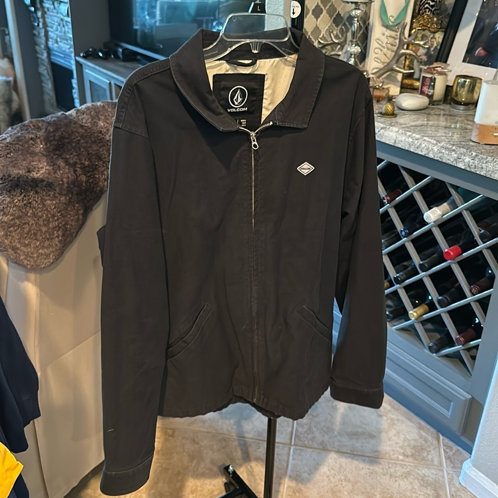 Volcom jacket
Medium weighty
Clean, no stains or spots